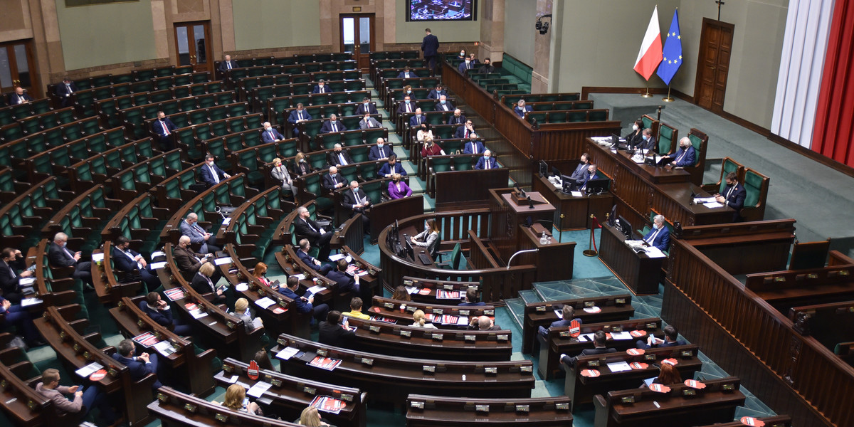 Rośnie poparcie dla PiS. Najnowszy sondaż.