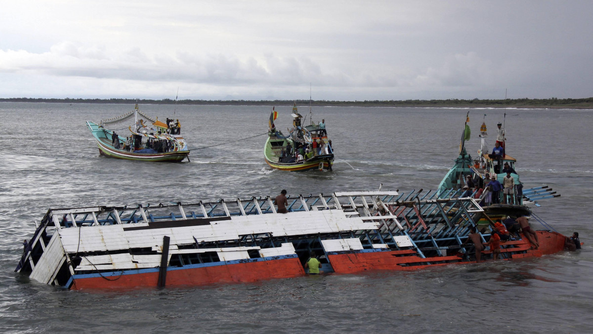 U wschodnich wybrzeży Indonezji zatonął prom pasażerski z około 200 osobami na pokładzie. Co najmniej cztery osoby zginęły, a 96 uznano za zaginione - podały miejscowe władze.
