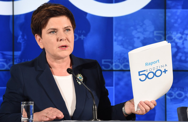 Premier Beata Szydło podczas konferencji prasowej podsumowującej trzy miesiące programu "Rodzina 500 Plus"