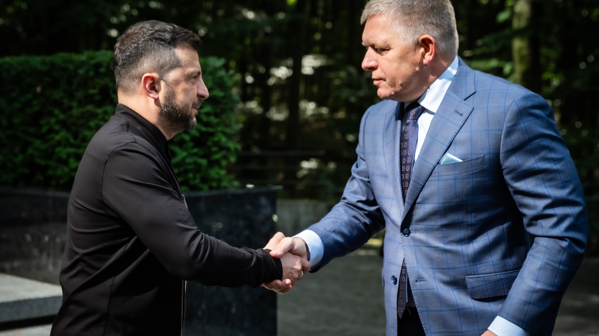 Zľava ukrajinský prezident Volodymyr Zelenskyj a slovenský premiér Robert Fico.