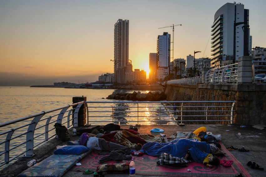Ljudi spavaju na ulicama u Bejrutu nakon izraelskog napada na južno predgrađe 30. septembra