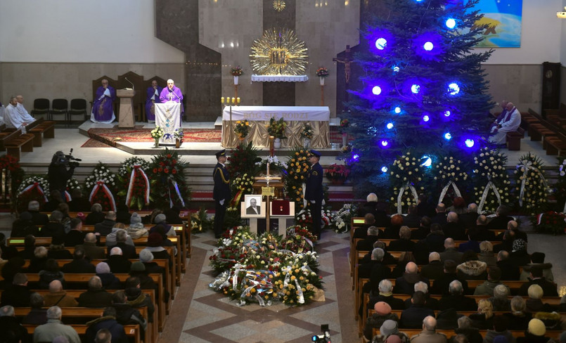 Poseł Wójcikowski u ubiegłym tygodniu zginął w wypadku samochodowym na drodze ekspresowej S8. Uroczystości pogrzebowe w kościele św. Jadwigi w Tomaszowie Maz. rozpoczęły się od ogłoszenia decyzji prezydenta Andrzeja Dudy o pośmiertnym odznaczeniu posła Wójcikowskiego Krzyżem Kawalerskim Orderu Odrodzenia Polski za zasługi w działalności publicznej. Order przekazał rodzinie szef gabinetu prezydenta minister Adam Kwiatkowski.