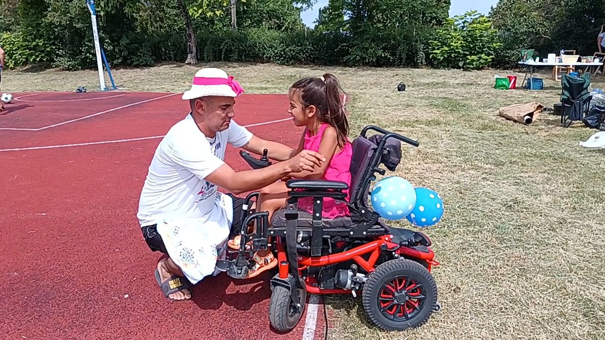 Nenad Mikulić sa ćerkom Milom koja boluje od spinalne mišićne atrofile tipa 2