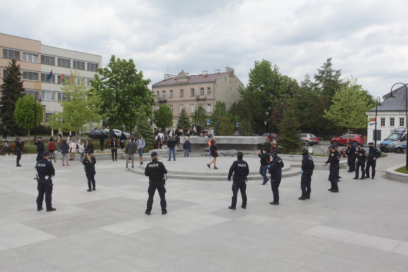 Ostatnia droga zamordowanej Kornelii. Po pogrzebie doszło do spięcia żałobników z policją