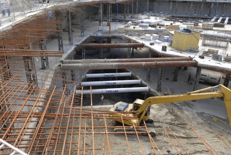 Obecnie trwają zaawansowane prace nad podziemną częścią całego kompleksu – wykonywany jest strop podziemia nad kondygnacją -6 pod budynkiem C (wieża biurowa) oraz wykop do płyty fundamentowej pod budynkiem A (wieża hotelu). Są one budowane metodą podstropową, która należy do najbardziej skomplikowanych technicznie i zarazem najbezpieczniejszych. <br><br> Budowa The Warsaw HUB. Czerwiec 2017 r., Źródło: Ghelamco.