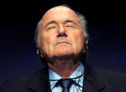 Prezydent FIFA przeprasza, ale władzy nie odda