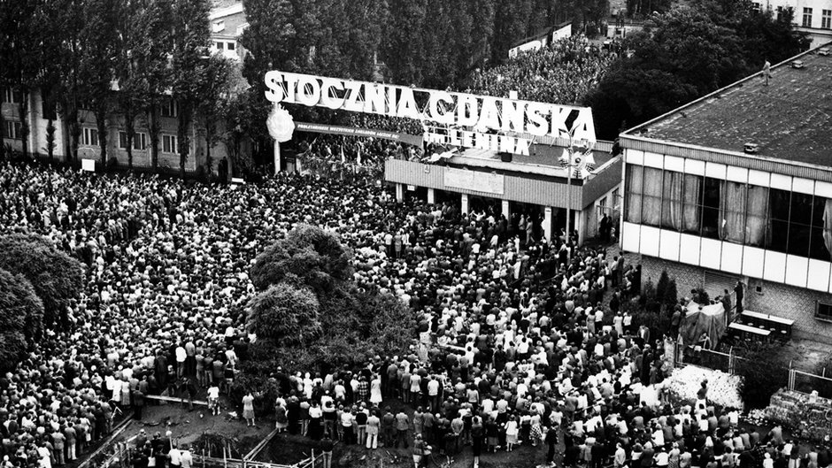 Widok z góry na Bramę nr 2 Stoczni Gdańskiej im. Lenina i tłumy solidaryzujących się ze strajkującymi mieszkańców Gdańska / fot. Zenon Mirota, ecs.gda.pl