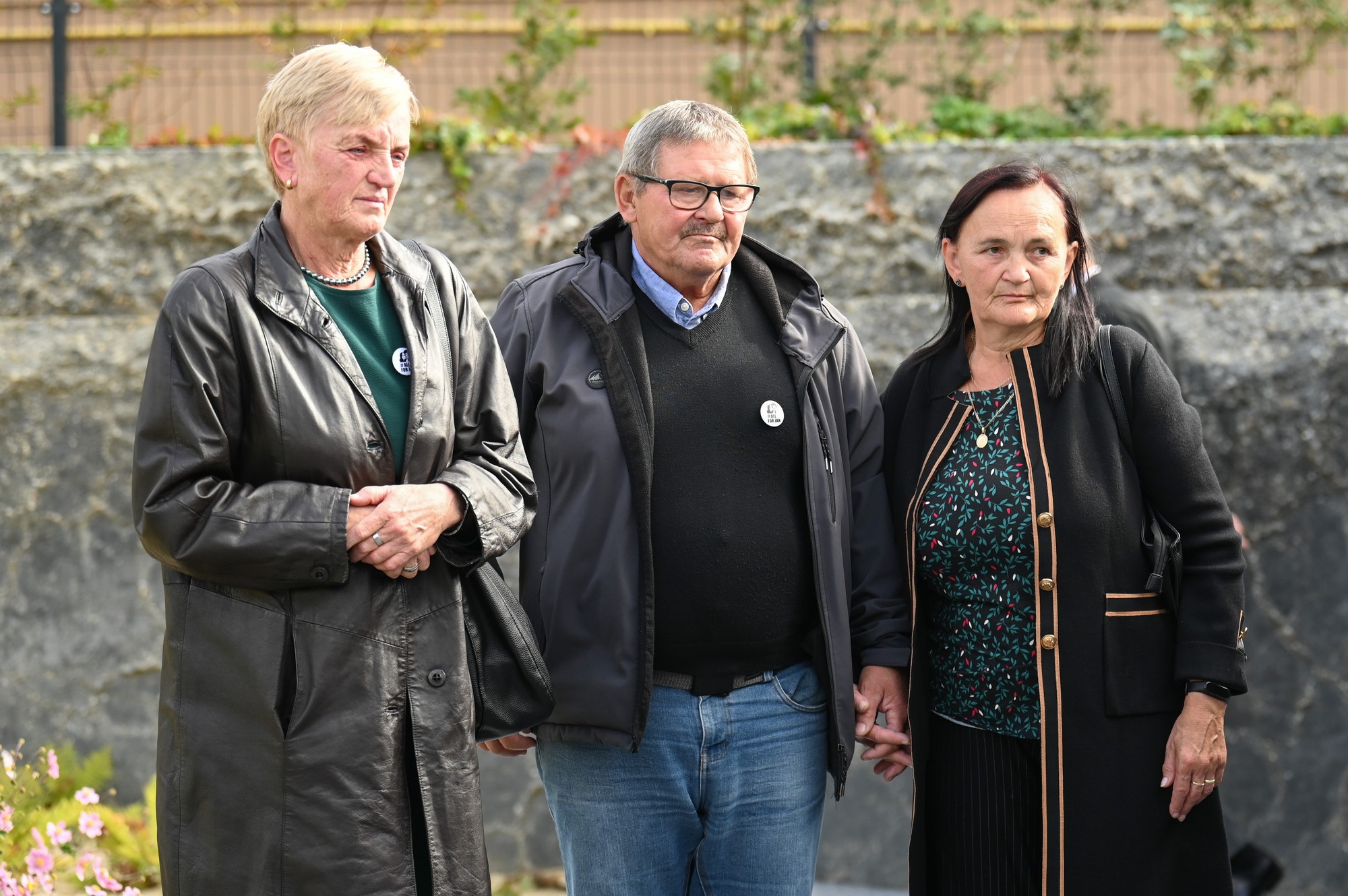 Zlatica Kušnírová, Jozef Kuciak a Jana Kuciaková počas otvorenia Pamätníka slobody slova.