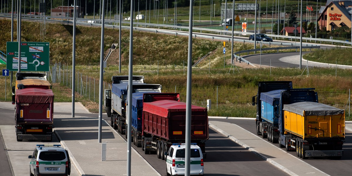 Konwój z ukraińskim zbożem na przejściu granicznym z Litwą w Budzisku