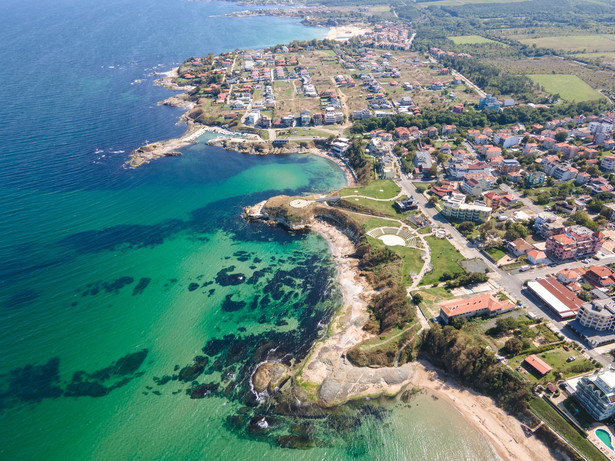 Bułgaria to bardzo ciekawy kraj na wakacje. Łączy ze sobą malownicze górskie tereny i piękne plaże nad Morzem Czarnym