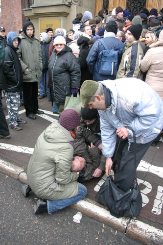 Mężczyzna stojący w kolejce właśnie zasłabł