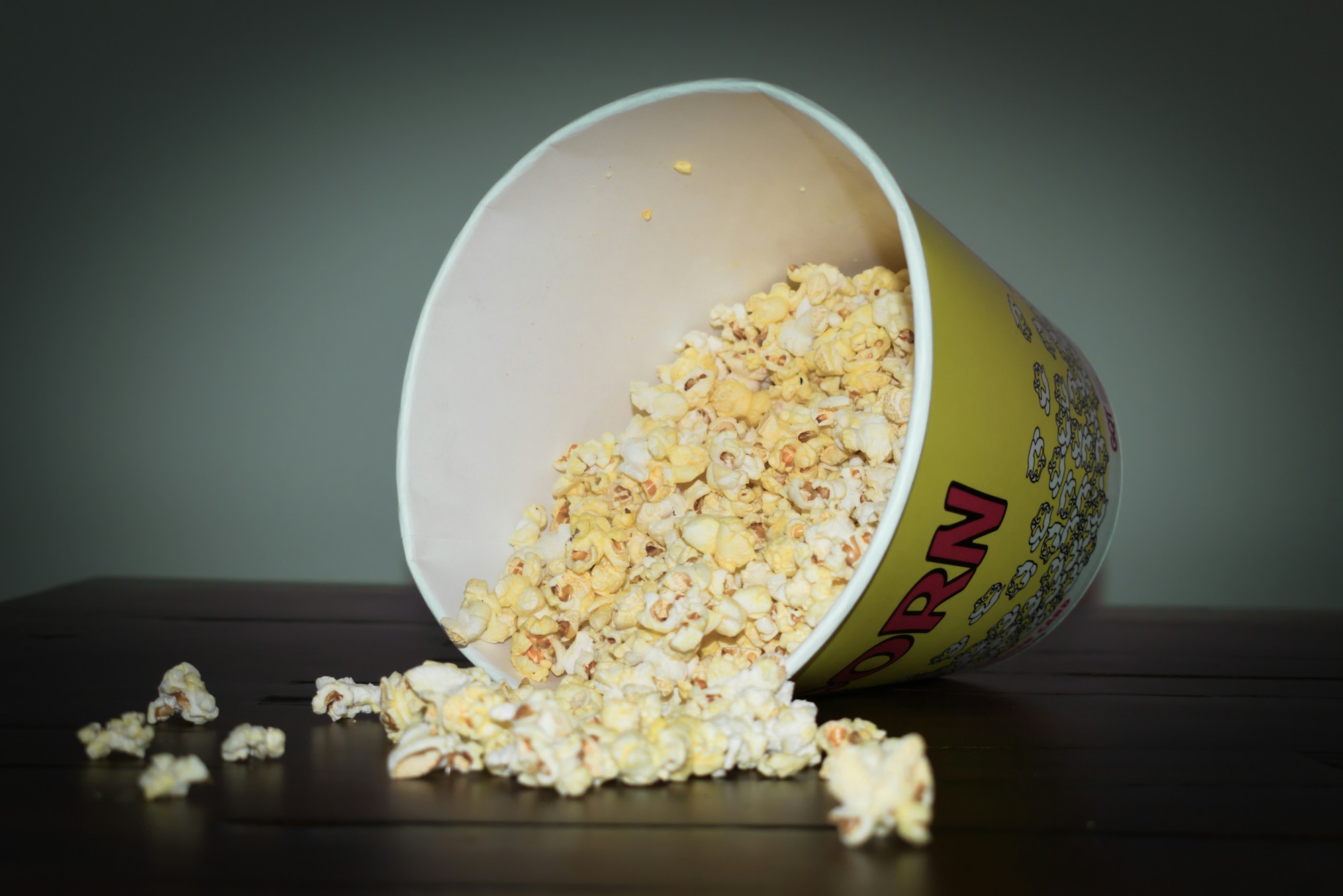 Vedierko popcornu v kine obsahuje veľké množstvo sacharidov.