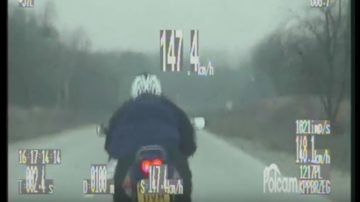 188 km/h w terenie zabudowanym - z taką prędkością jechał swoim motocyklem zatrzymany 35-letni mężczyzna. Podczas kontroli okazało się, że nie posiada on uprawnień do kierowania jednośladami. To jeden z kierowców zatrzymanych przez funkcjonariuszy podczas weekendowej akcji "Prędkość".