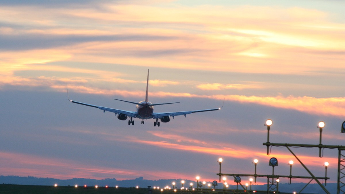 Świadkami niecodziennego zdarzenia byli kierowcy drogi znajdującej się w pobliżu jednego z lotnisk w Kostaryce. Pasażerski Airbus 340 przeleciał kilka metrów nad samochodami. Było o krok od tragedii - informuje RMF FM.