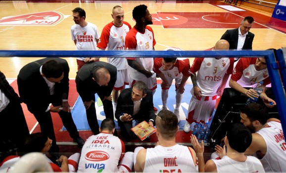 Milenko Topić deli savete igračima na tajm-autu