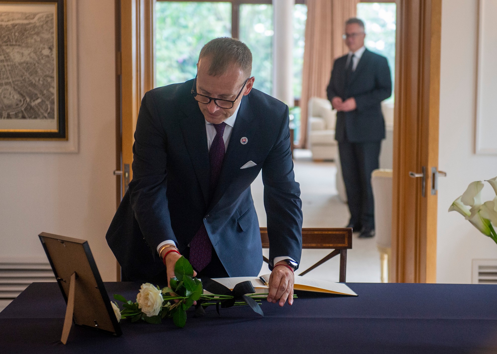 Boris Kollár (Sme rodina) počas podpisu do kondolenčnej knihy.