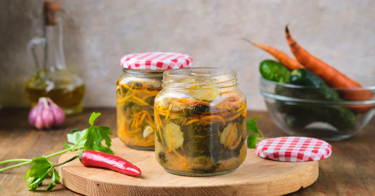 Sałatka z ogórków i zielonych pomidorów od Ewy Wachowicz. Idealna do słoików na zimę