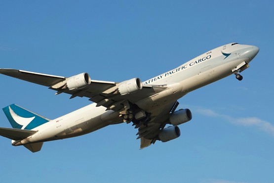 Pasażer próbował otworzyć drzwi samolotu w czasie lotu. Błyskawiczna reakcja załogi