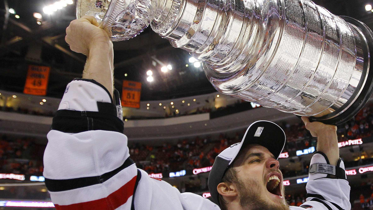 Chicago Blackhawks, tegoroczni zdobywcy Pucharu Stanleya, zatrzymają w swoich szeregach obrońcę Niklasa Hjalmarssona. Generalny menedżer klubu ligi NHL ogłosił, że przebije ofertę złożoną szwedzkiemu hokeiście przez San Jose Sharks.