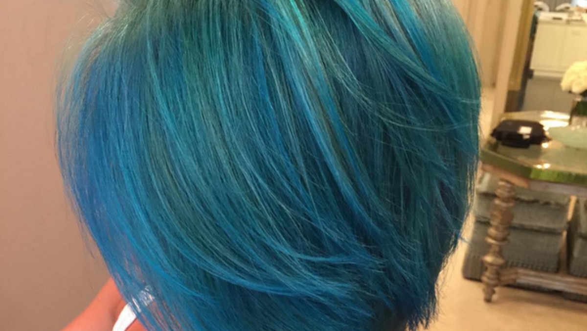 Jeśli chodzi o fryzury i kolory włosów, to trendy zmieniają się niezwykle szybko. Kelly Ripa postawiła na błękit.