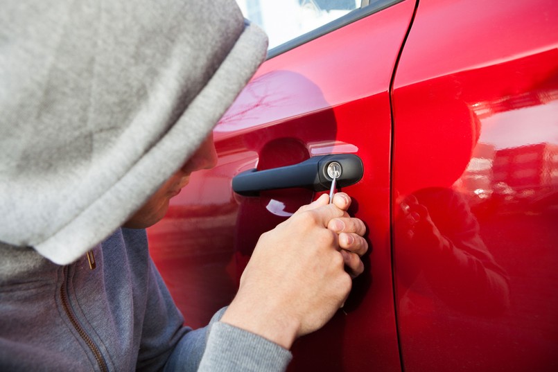 Nic tak nie potrafi zepsuć weekendu jak kradzież czy włamanie do samochodu, dlatego trzeba zawracać uwagę na miejsce, w jakim zostawiliśmy auto. - Sprawdźmy czy zamknęliśmy drzwi i bagażnik. Włączmy alarm i nie zostawiajmy w środku cennych przedmiotów, takich jak portfel, torebka, telefon czy tablet. To właśnie te rzeczy są najbardziej atrakcyjne dla złodziei. - mówi Jakub Łukowski.