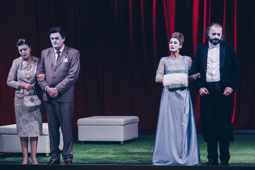  Scenograf predstave je Gorčin Stojanović, kostimograf Biljana Grgur, a kompozitor Vladimir Pejković