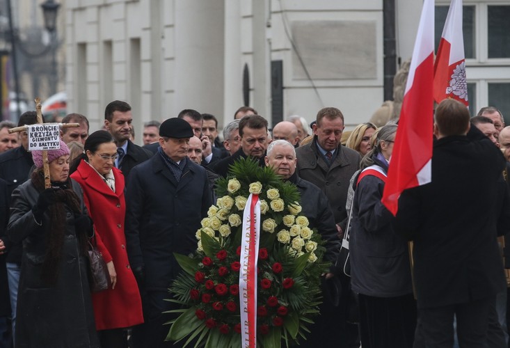 Prezes PiS Jarosław Kaczyński (C) podczas uroczystości przed Pałacem Prezydenckim
