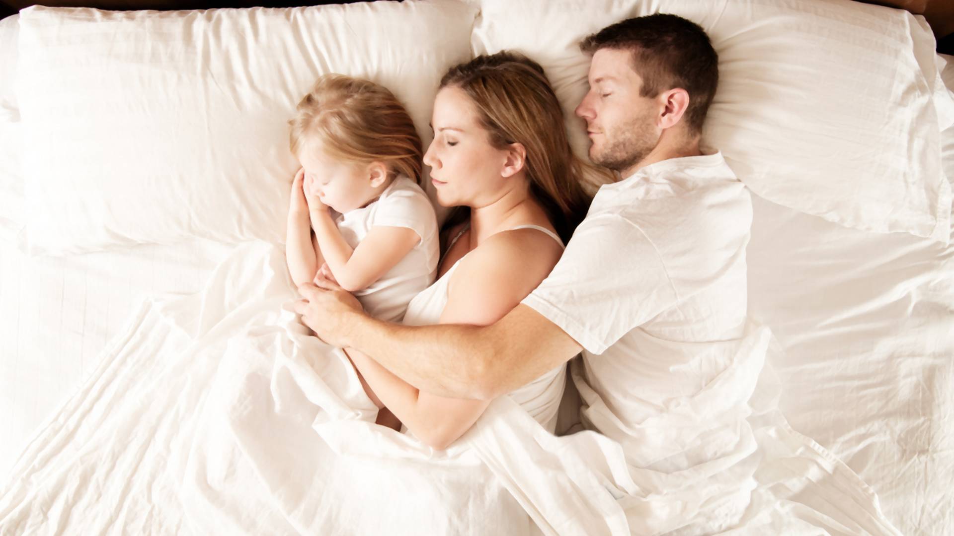 Dzieci do 3. roku życia powinny spać w łóżku rodziców?