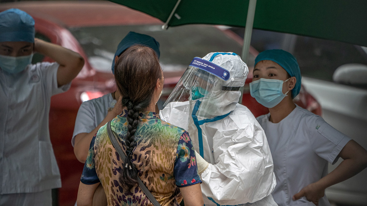 Koronawirus w Chinach. Odwołane 1,5 tys. lotów z powodu powrotu koronawirusa