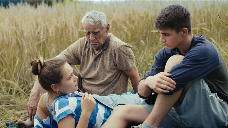 Sandra Drzymalska, Maciej Grzybowski i Nicolas Przygoda w filmie "Każdy ma swoje lato"