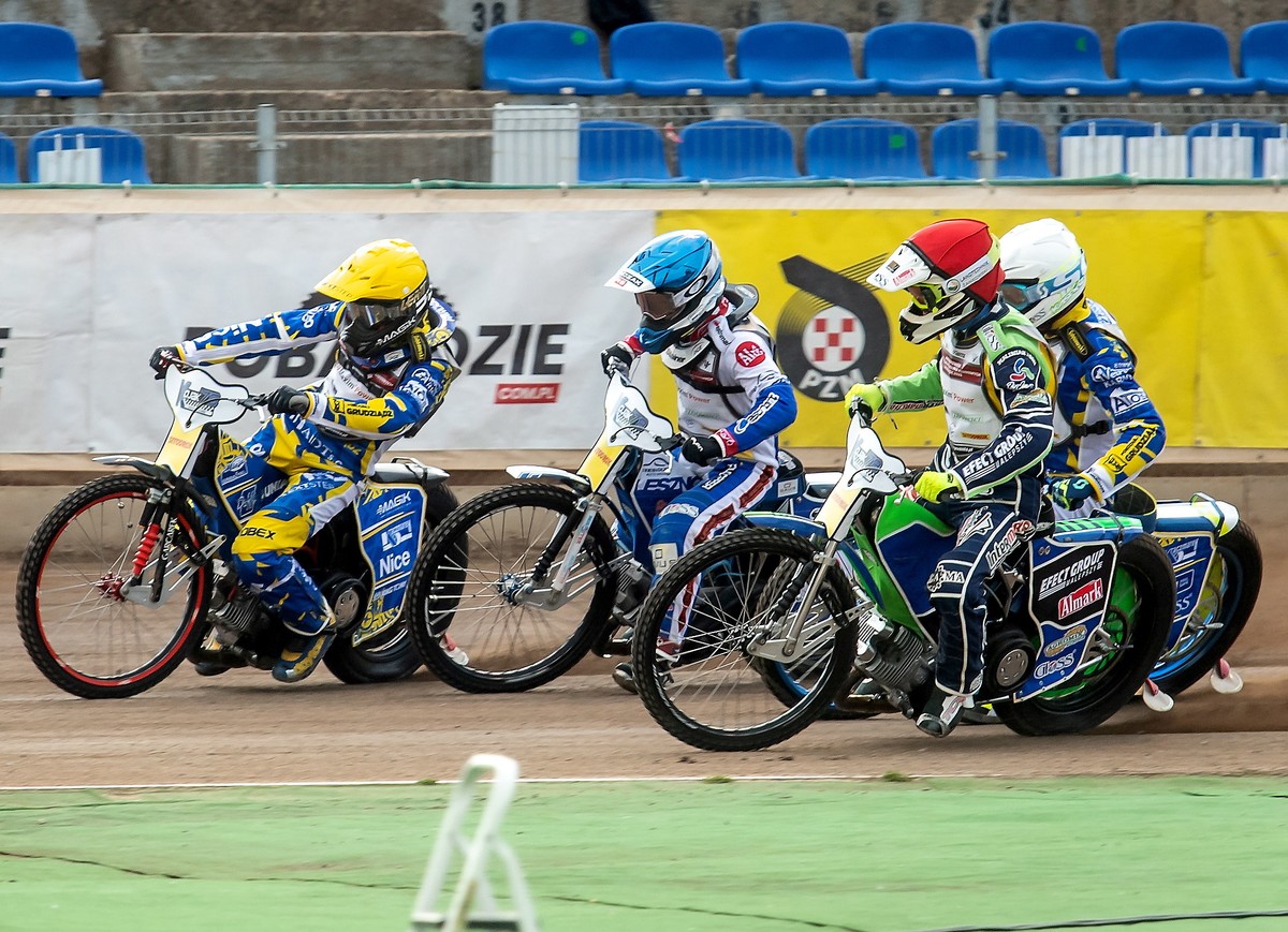 Damian Baliński (kask czerwony), Szymon Szlauderbach (niebieski), Przemysław Pawlicki (żółty) i Krzysztof Kasprzak (biały) podczas finału Mistrzostw Polski Par Klubowych na żużlu