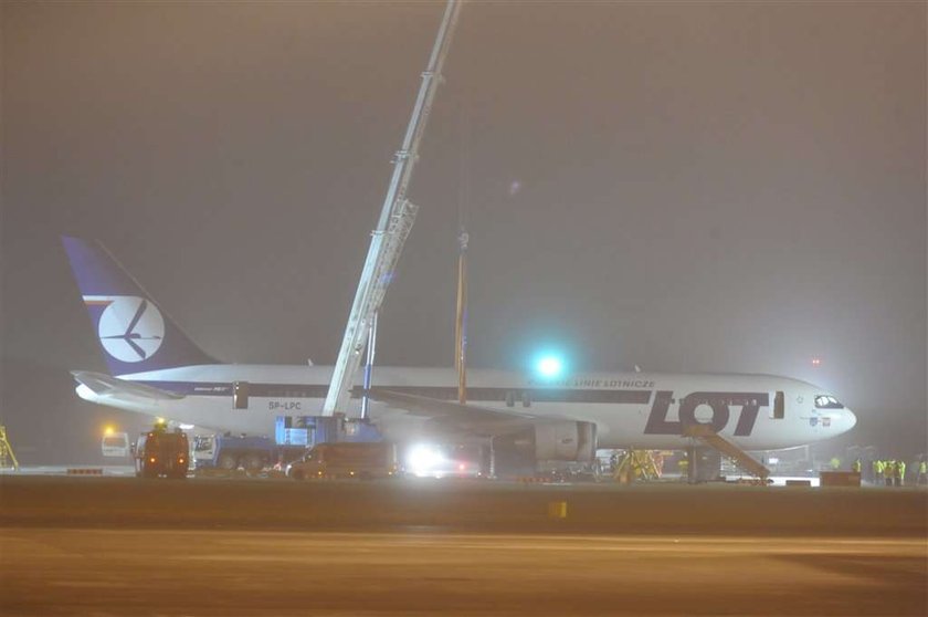 Boeing 767 stoi już na kołach! ZDJĘCIA