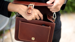 Ten drobiazg przyciąga bogactwo i szczęście. Wystarczy włożyć do torebki