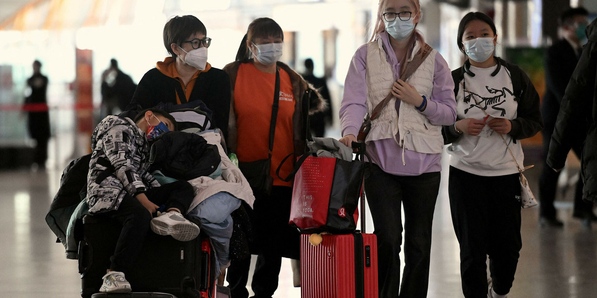 Pasażerowie na lotnisku w Pekinie, 29 grudnia 2022.