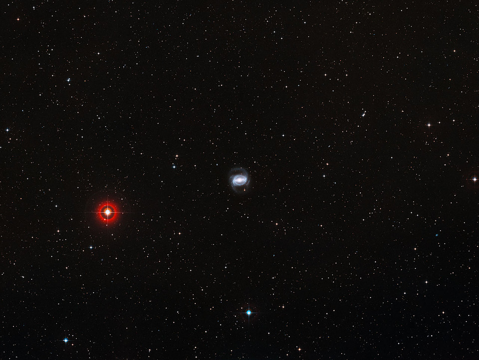 Otoczenie galaktyki NGC 1433 (w środku), po lewej galaktyka HD 23719