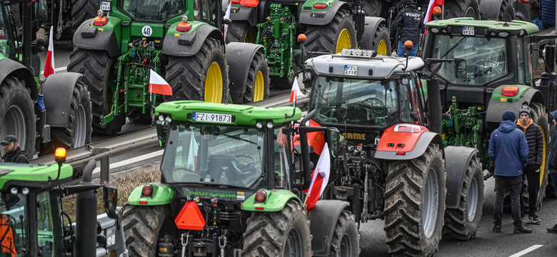 Nawóz, płonące opony i traktory. Co wkurza rolników w Europie? "Nóż na gardle tutejszego rolnictwa" [WYJAŚNIAMY]