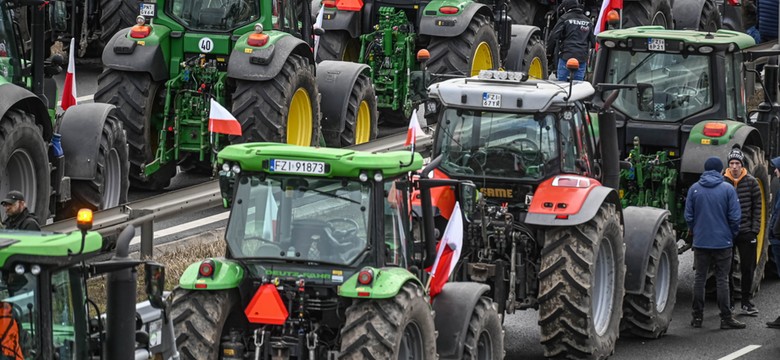 Nawóz, płonące opony i traktory. Co wkurza rolników w Europie? "Nóż na gardle tutejszego rolnictwa" [WYJAŚNIAMY]