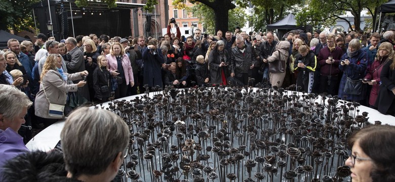 Żelazne Róże w Oslo. Odsłonięto niezwykły pomnik ku czci ofiar Breivika