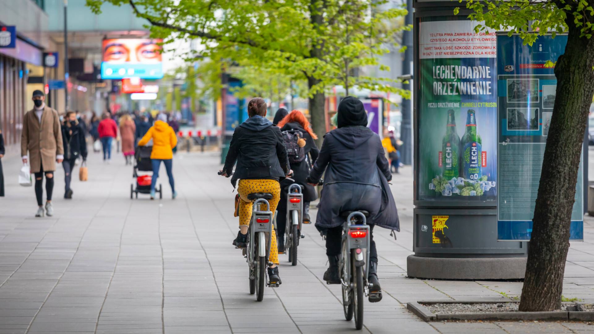 Kiedy można jeździć rowerem po chodniku? Policjantka tłumaczy w viralowym filmiku