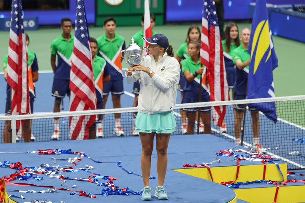 Iga Świątek po wygranym finale wielkoszlemowego turnieju tenisowego US Open z Tunezyjką Ons Jabeur