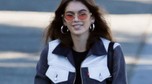 Kaia Gerber w szortach i kurtce jeansowej. Ale ma chude nogi