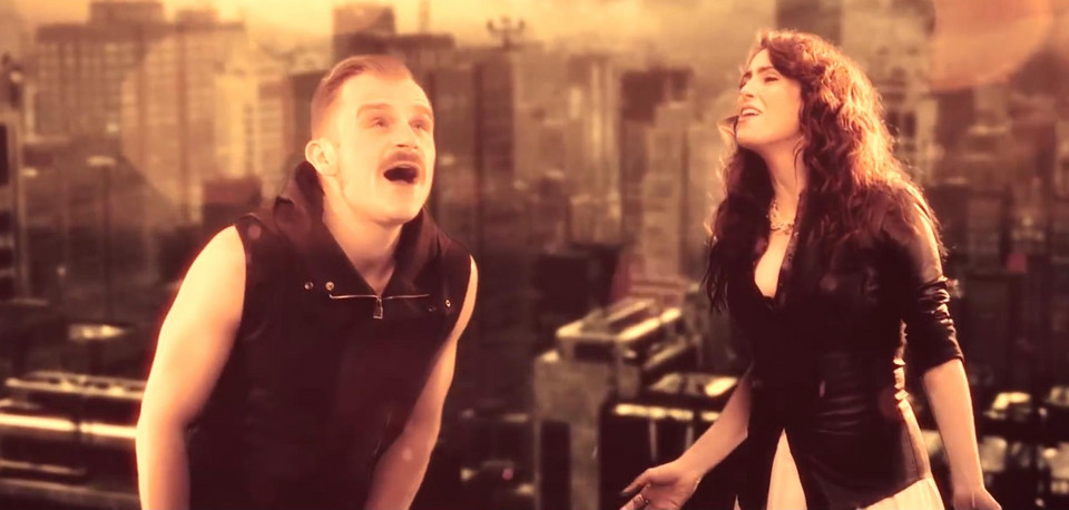 Piotr Rogucki i Sharon den Adel (screen z klipu "Whole World is Watching")