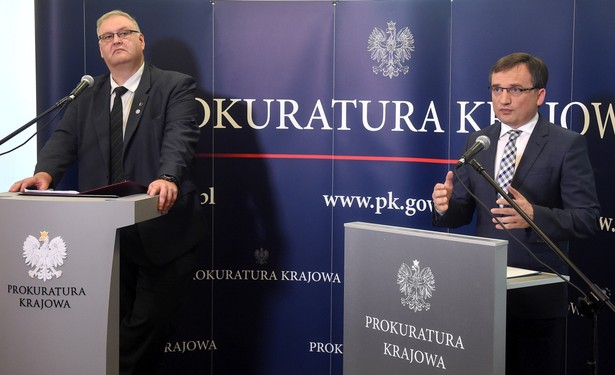 Minister sprawiedliwości Zbigniew Ziobro i zastępca Prokuratora Generalnego Bogdan Święczkowski podczas konferencji prasowej.