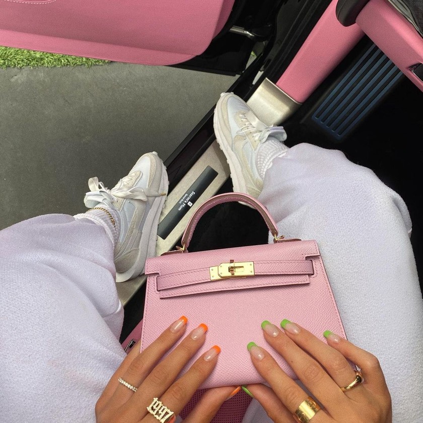 Kylie Jenner a testé cette tendance dans plusieurs combinaisons de couleurs, entre autres avec de l’orange et du vert.