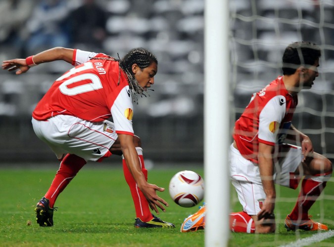 Alan (po lewej) cieszy się ze zdobycia bramki dla Sportingu