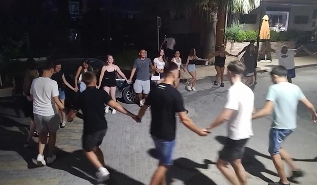 Srednjoškolci igrali kolo u Grčkoj