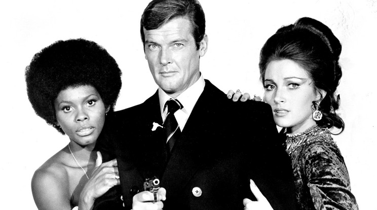 Az ügynököt mindig szépségek kísérik, így 
Roger Moore-t is körbevették a Bond-lányok /Fotó: Northfoto