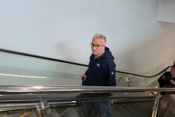 SRĐAN ĐOKOVIĆ IMA POVREDU NA LICU Snimili smo ga pri povratku u Srbiju: Nos mu previjen, sam vuče kofer (Video)