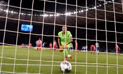 Koszmarny mecz Gikiewicza. Puścił 4 gole. Piątek znów w cieniu Ibisevica