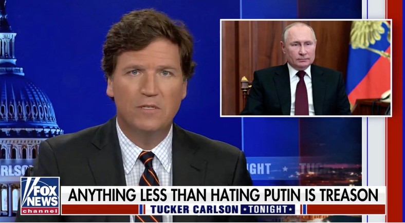 Tucker Carlson w swoim programie w Fox News